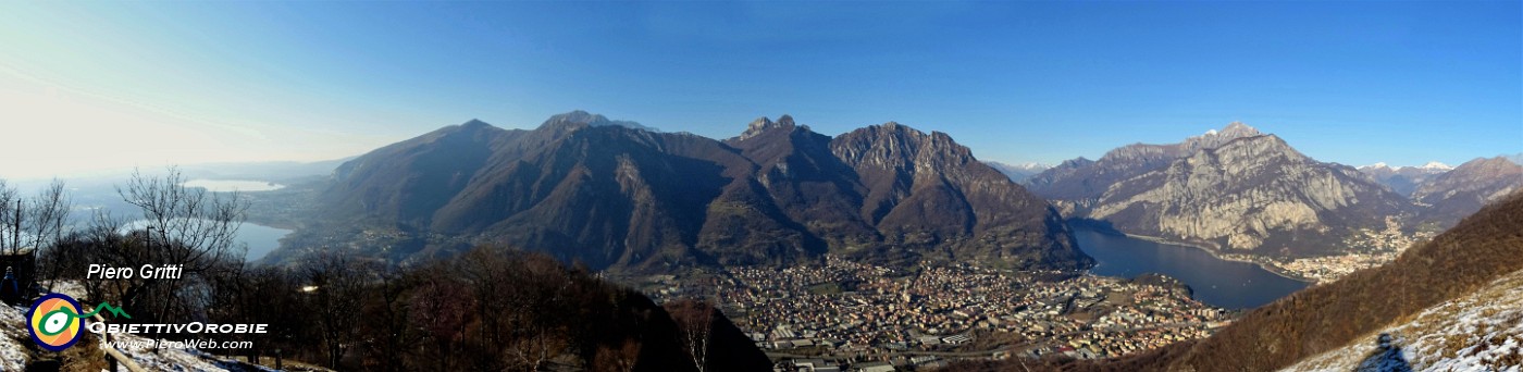 75 Panoramica su Valmadrera, i suoi monti, Lecco, il suo lago e in suoi monti a dx e laghi briantei a sx .jpg